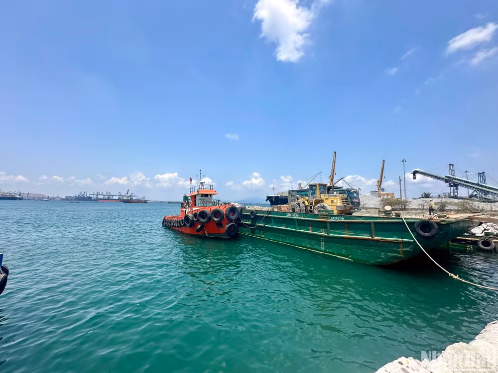 Công ty Tấn Tài vận chuyển đá hộc ra cảng Bến Đình qua cảng PTSC Dung Quất.