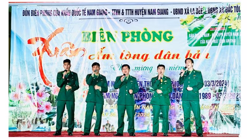Cán bộ, chiến sĩ Đồn Biên phòng Cửa khẩu Quốc tế Nam Giang giao lưu văn nghệ cùng bà con xã La Dêê và Đắc Tôi