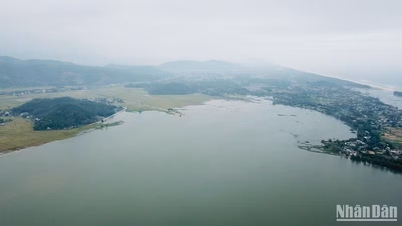 Từ đỉnh núi Dông Bồ nhìn về phía đông là đầm An Khê, đầm nước lớn nhất tỉnh Quảng Ngãi, nằm ở vùng ven biển Sa Huỳnh.