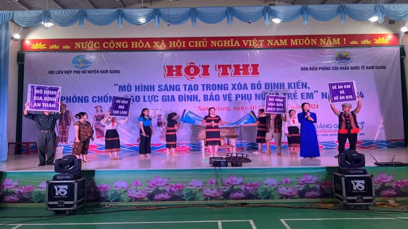 Đưa thông tin, kiến thức, kỹ năng bằng hình thức sân khấu hóa đến với bà con vùng cao.