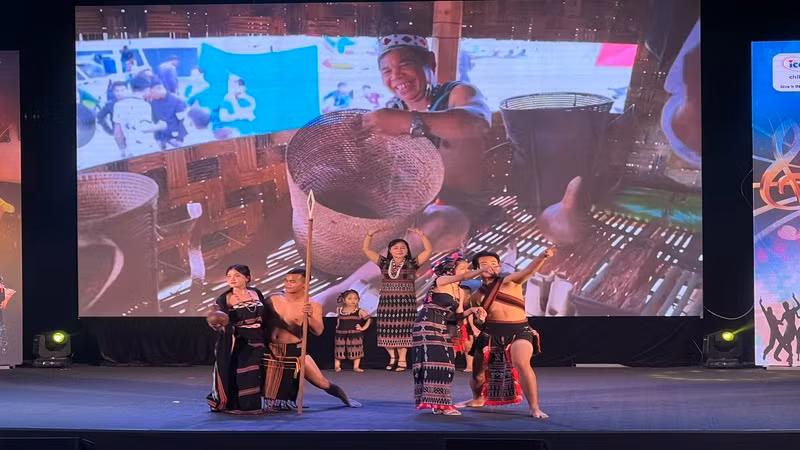 Đa dạng các hình thức truyền thông và gìn giữ văn hóa đồng bào dân tộc thiểu số. Đa dạng các hình thức truyền thông và gìn giữ văn hóa đồng bào dân tộc thiểu số.