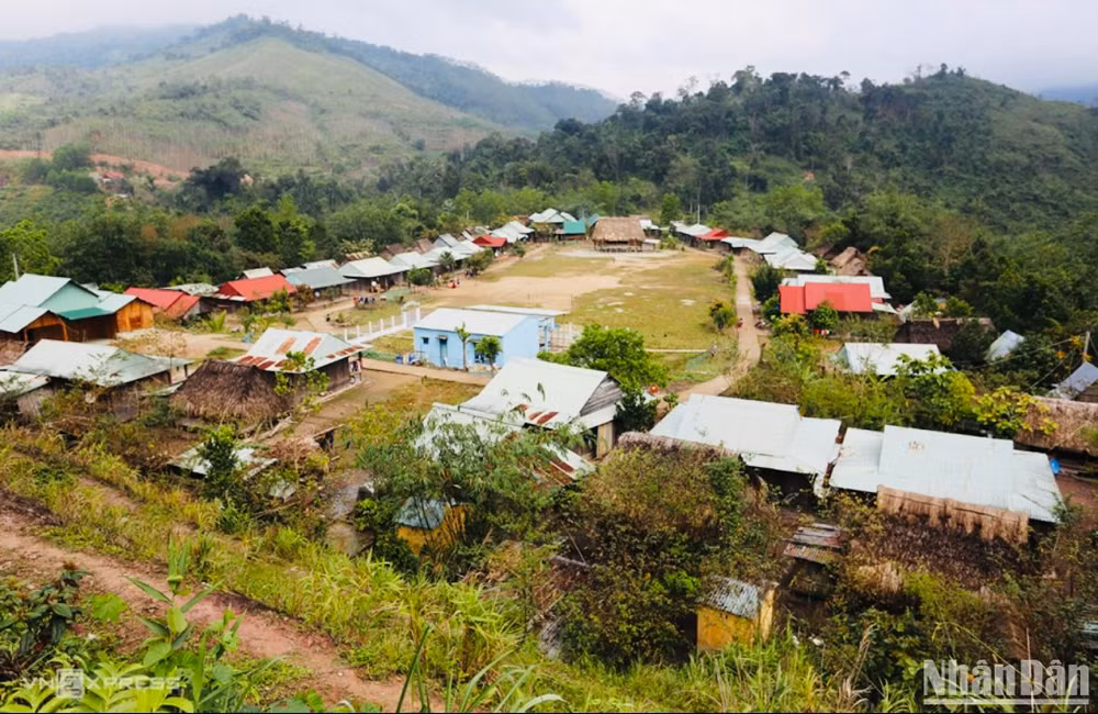 Người dân các xã biên giới huyện Tây Giang sinh sống tập trung, cùng giúp nhau làm ăn, phát triển kinh tế.