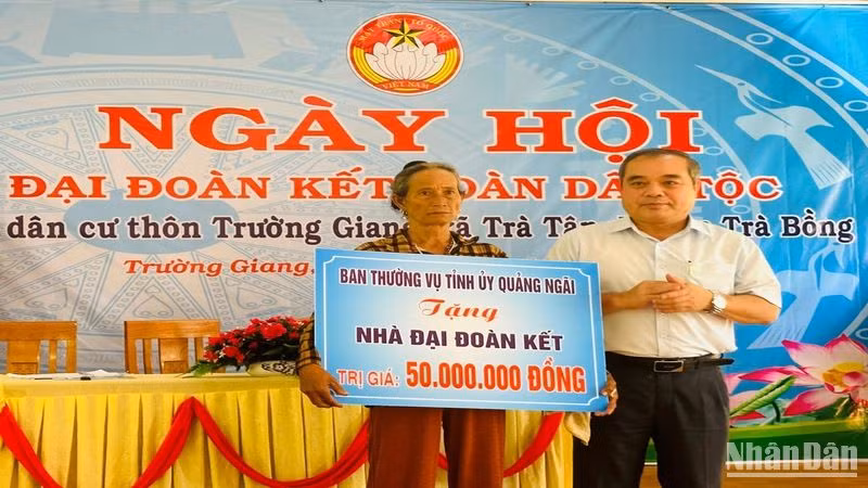 Lãnh đạo tỉnh Quảng Ngãi trao tặng nhà Đại đoàn kết.
