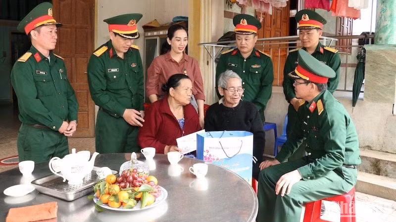 Cán bộ, chiến sĩ Quân khu 5 và Bộ Chỉ huy quân sự tỉnh Quảng Ngãi thăm gia đình có công cách mạng huyện Ba Tơ.