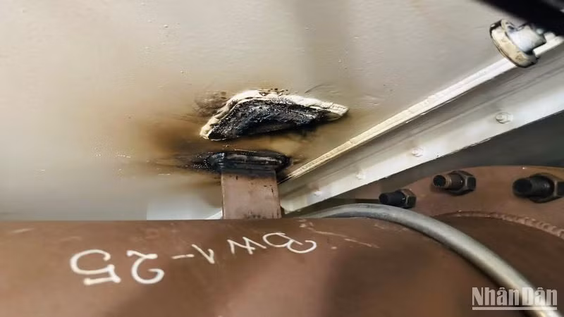 Nhiều vết hàn mới trên các đường ống bên trong hầm tàu.