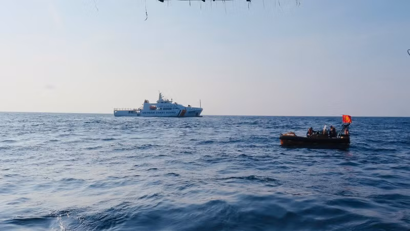 Công tác tìm kiếm ngư dân chìm tàu vẫn đang thực hiện.