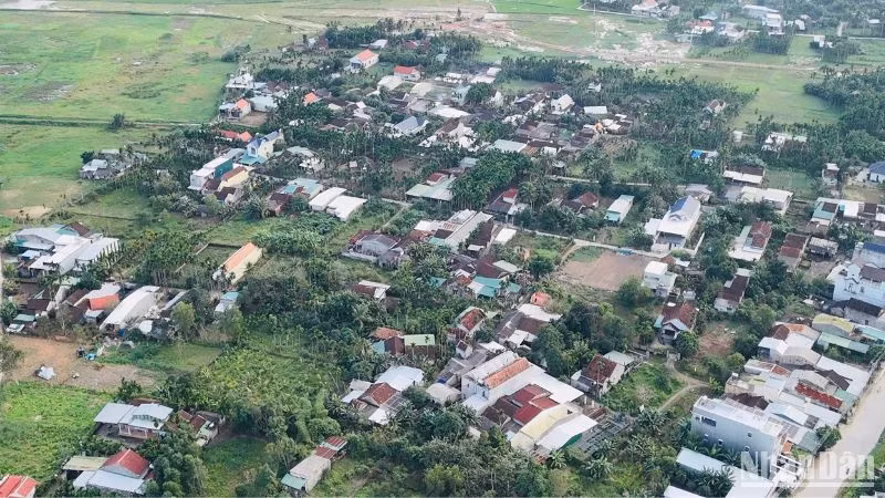 Tại nút giao số 1 km0+600-km1+320 thuộc xã Nghĩa Kỳ, huyện Tư Nghĩa, nhiều cụm dân cư chưa thể di dời để giao mặt bằng thi công cao tốc.