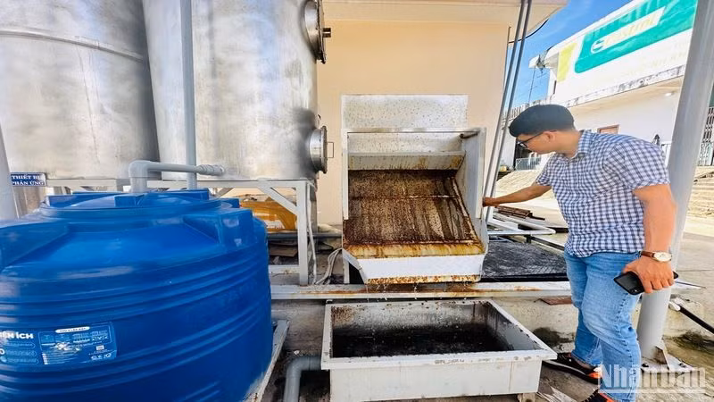 Với mức đầu tư 3,8 tỷ đồng, Cảng neo trú tàu thuyền Tịnh Hòa chưa hoạt động nhưng một số thiết bị của trạm xử lý nước thải đã rỉ sét.