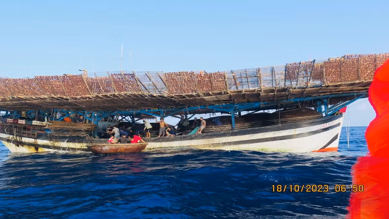 Chuyển ngư dân tàu bị chìm sang các tàu câu mực để cùng tham gia tìm thuyền viên mất tích