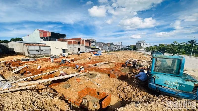 Nhiều hộ dân vào khu tái định cư Bàu Lề xây dựng nhà ở để sớm bàn giao mặt bằng dự án cao tốc đoạn Quảng Ngãi-Hoài Nhơn.