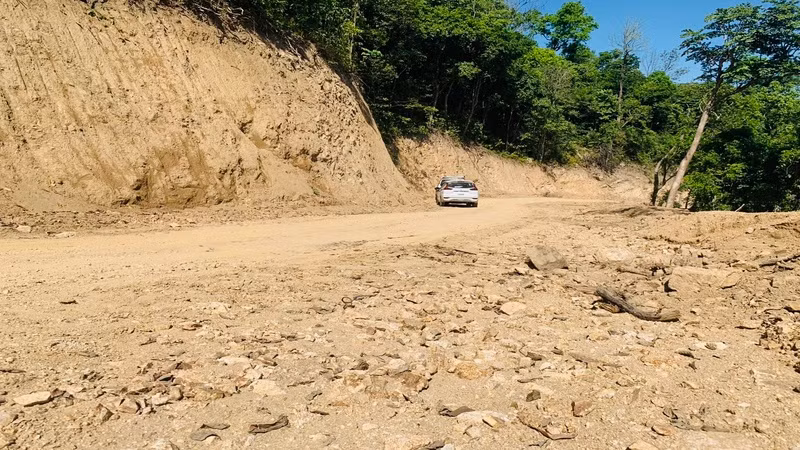 Tuyến đường mới mở đủ hai làn xe phục vụ vận chuyển thiết bị, vật liệu thi công cao tốc.