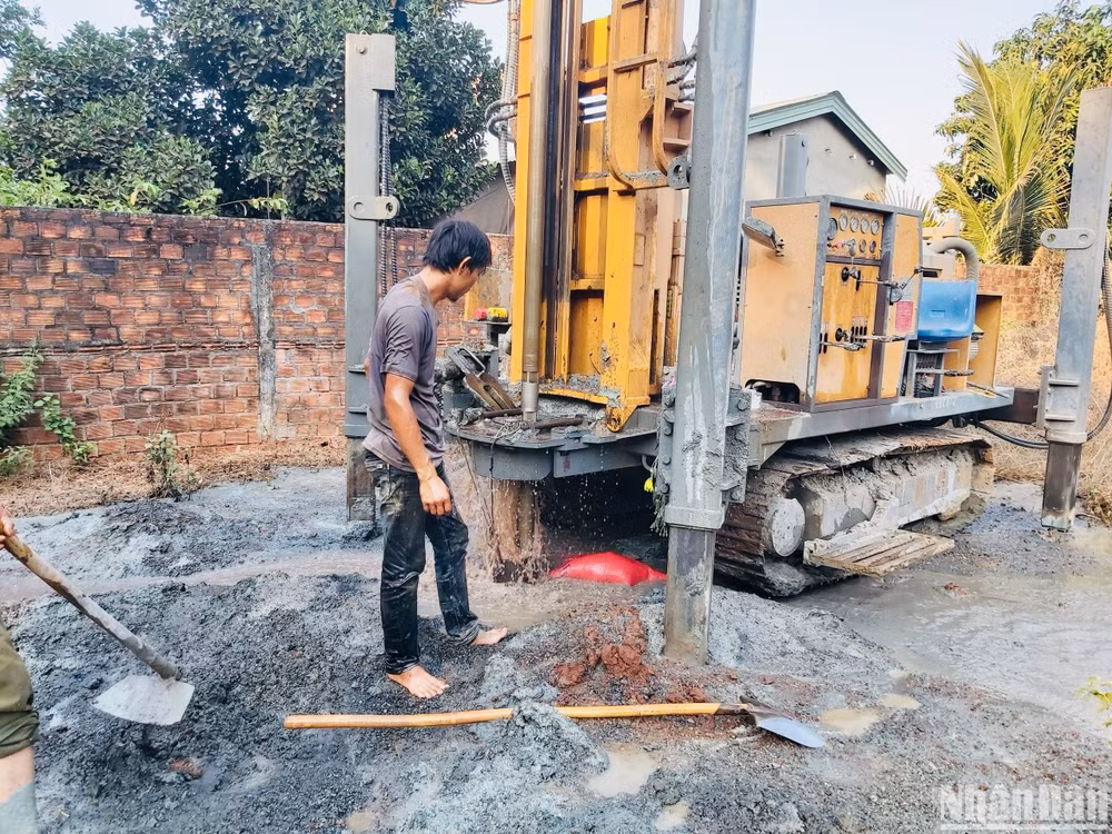 Đơn vị thi công khoan giếng độ sâu gần 130m tìm nguồn nước cho bà con nhân dân.