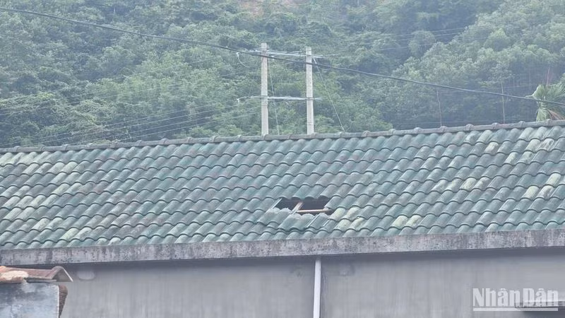 Mái ngói nhà của người dân ở xã Sơn Dung vỡ khi động đất xảy ra.