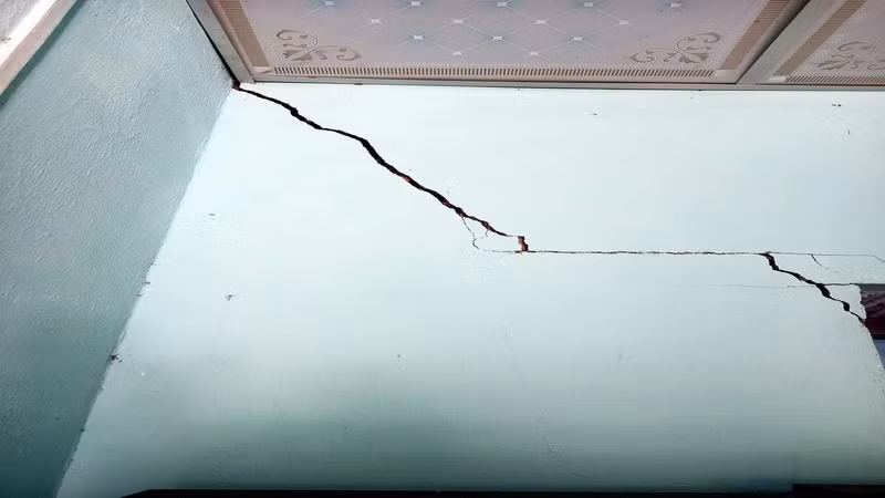 Nhà chị Trần Thị Quy ở xã Sơn Mùa, huyện Sơn Tây nứt do động đất.