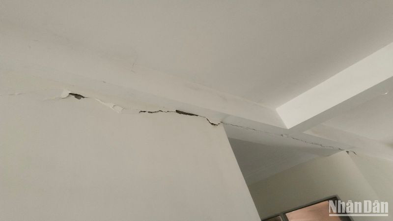 Vết nứt kéo dài sau trận động đất tại trụ sở các cơ quan, hội đoàn thể huyện Sơn Tây.