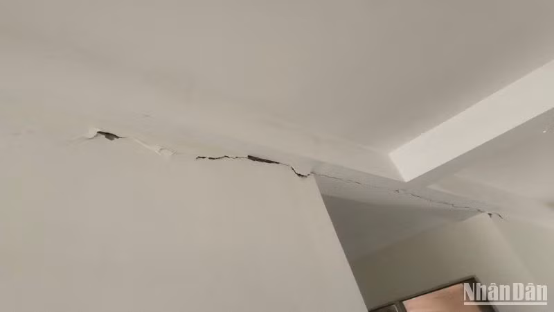 Vết nứt kéo dài sau trận động đất tại trụ sở các cơ quan, hội đoàn thể huyện Sơn Tây.