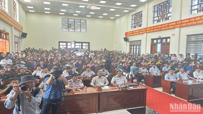 Lãnh đạo, cơ quan chức năng tỉnh Quảng Nam cùng các đơn vị, lực lượng và hàng trăm người dân, thân nhân đón các thuyền viên từ hai tàu chìm trở về.