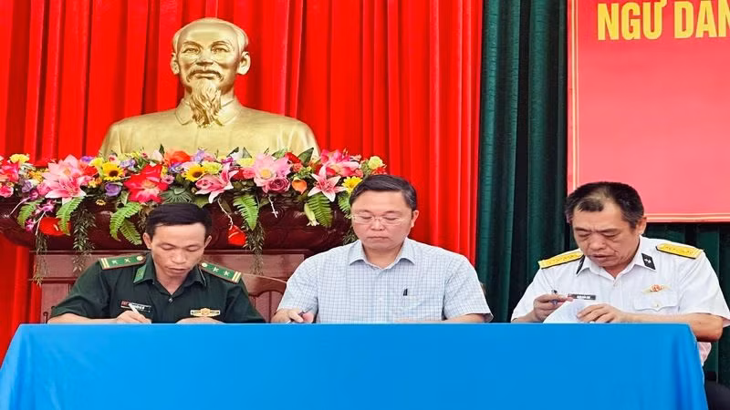 Các cơ quan chức năng nhận bàn giao ngư dân từ Quân chủng Hải quân.