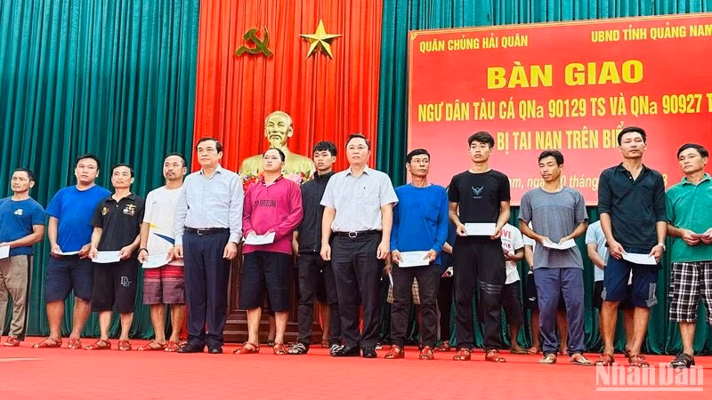 Lãnh đạo tỉnh Quảng Nam tặng quà cho các ngư dân gặp nạn chìm tàu.