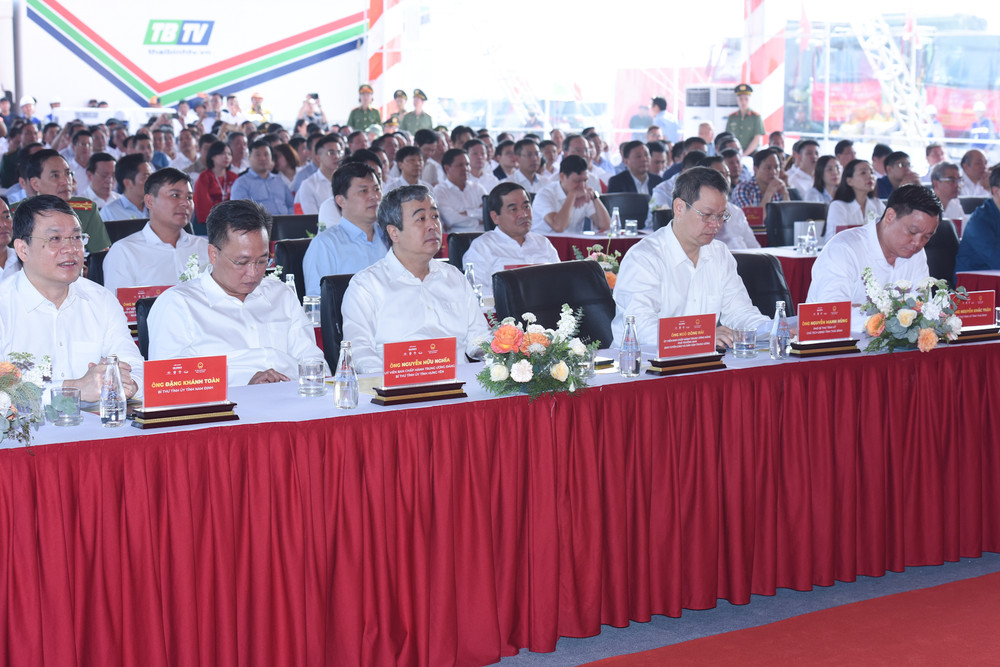 Các đại biểu tham dự lễ khởi công. Các đại biểu tham dự lễ khởi công.