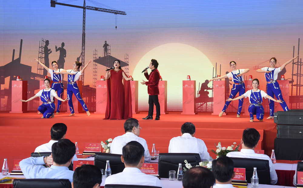 Chương trình biểu diễn nghệ thuật mở đầu cho lễ khởi công. Chương trình biểu diễn nghệ thuật mở đầu cho lễ khởi công.