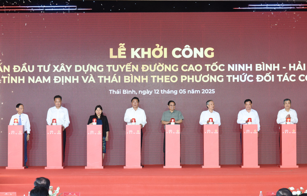 Thủ tướng Phạm Minh Chính và các đại biểu thực hiện nghi thức khởi công dự án. Thủ tướng Phạm Minh Chính và các đại biểu thực hiện nghi thức khởi công dự án.