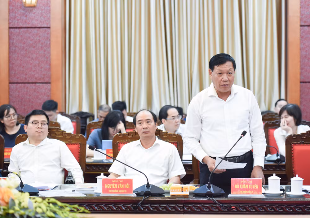 Thứ trưởng Y tế Đỗ Xuân Tuyên phát biểu. Thứ trưởng Y tế Đỗ Xuân Tuyên phát biểu.