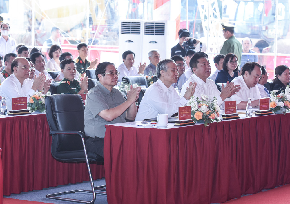 Thủ tướng Phạm Minh Chính và các đại biểu dự lễ khởi công tuyến cao tốc huyết mạch qua Thái Bình, Nam Định. Thủ tướng Phạm Minh Chính và các đại biểu dự lễ khởi công tuyến cao tốc huyết mạch qua Thái Bình, Nam Định.