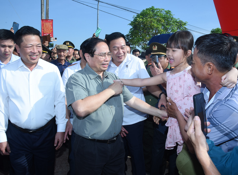 Thủ tướng với người dân địa phương nơi có công trình đi qua. Thủ tướng với người dân địa phương nơi có công trình đi qua.