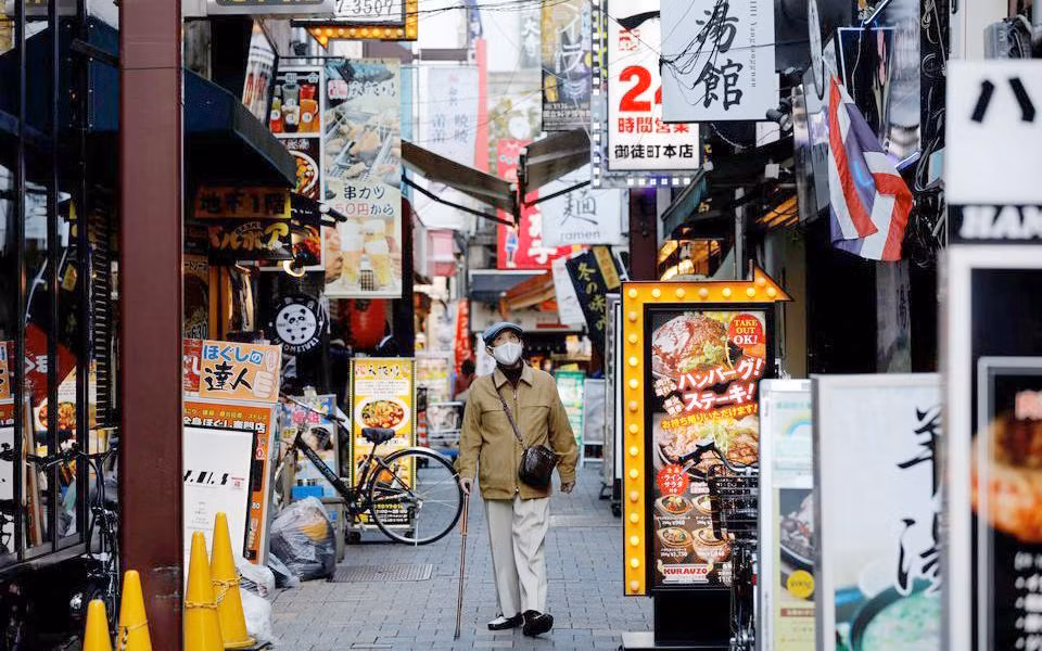Khu phố ăn uống ở Tokyo vắng bóng du khách trong đại dịch. (Ảnh Reuters)