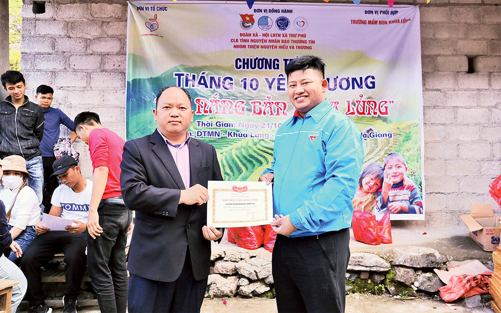 Anh Văn Ðình Tưởng (bên phải) trong một chuyến đi thiện nguyện tại tỉnh Hà Giang. 