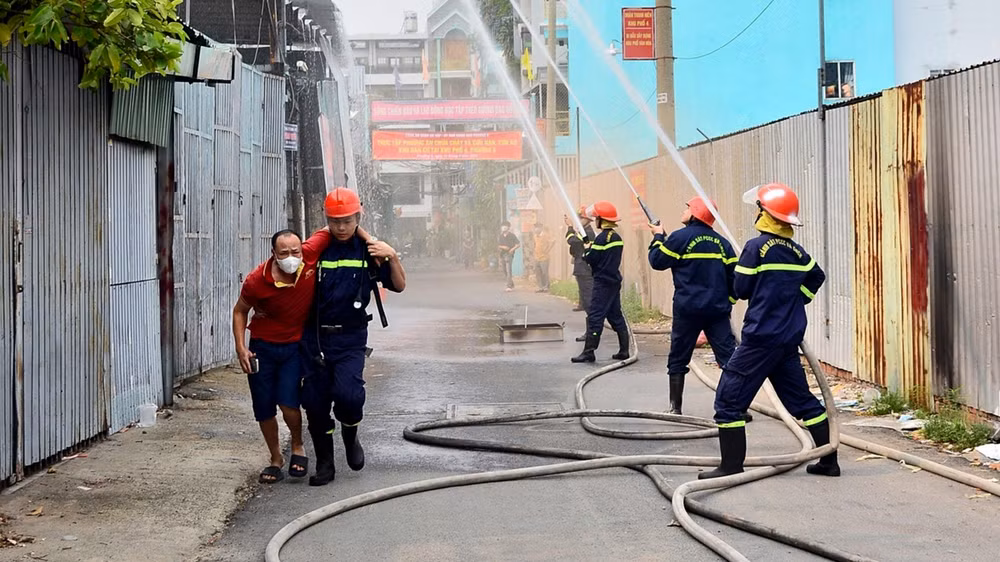 Lực lượng chức năng quận Gò Vấp, Thành phố Hồ Chí Minh diễn tập phương án chữa cháy và cứu nạn, cứu hộ. (Ảnh KHOA NGUYÊN) 