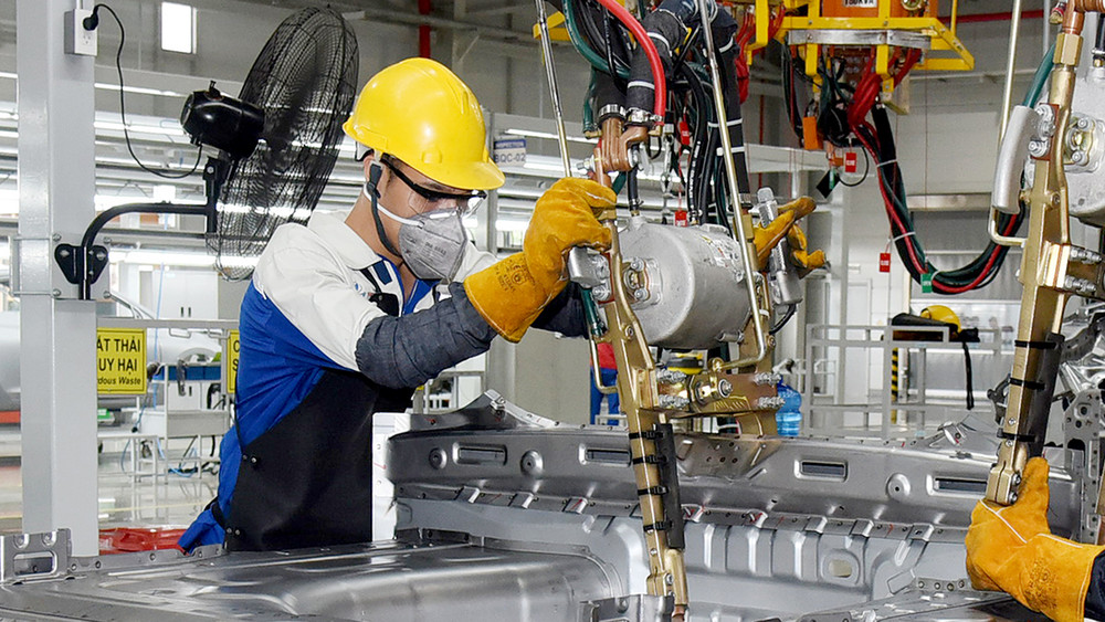 Công nhân Nhà máy sản xuất, lắp ráp ô-tô Hyundai Thành Công (Ninh Bình) vận hành dây chuyền lắp ráp, sản xuất sản phẩm ô-tô Hyundai. (Ảnh Anh An)