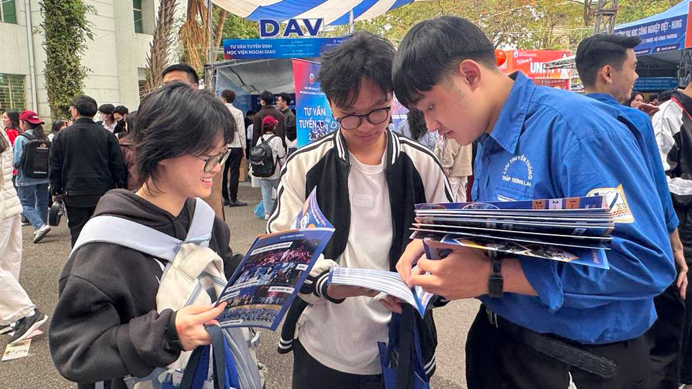 Học sinh tìm hiểu thông tin các ngành học tại Ngày hội tư vấn tuyển sinh-hướng nghiệp năm 2025.