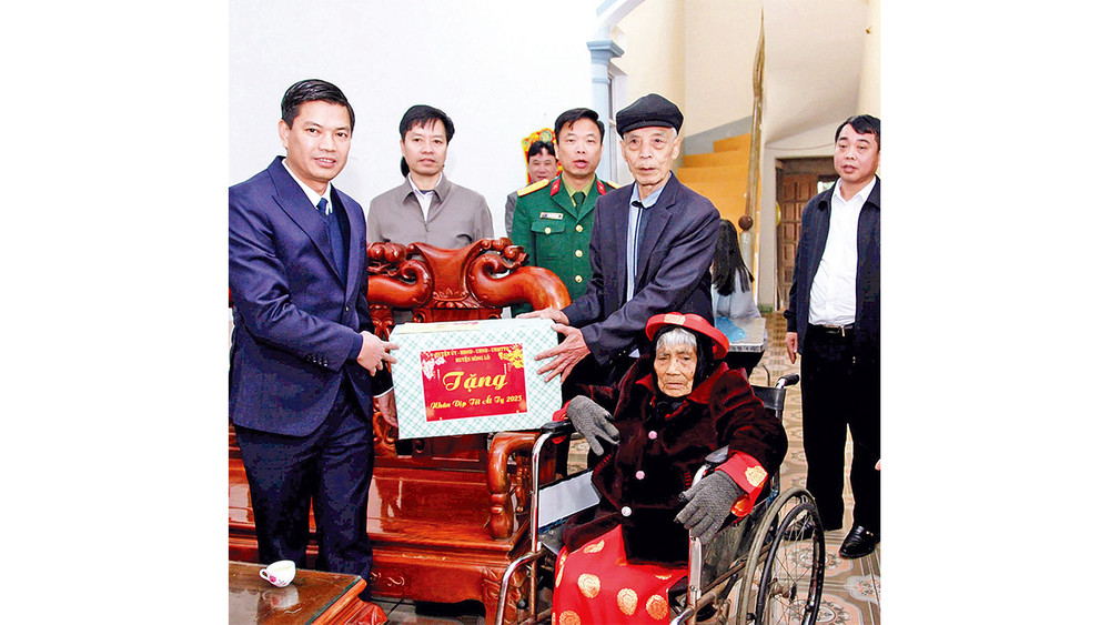 Lãnh đạo Huyện ủy Sông Lô thăm và tặng quà Mẹ Việt Nam Anh hùng Nguyễn Thị Quốc tại tổ dân phố Lạc Kiều, thị trấn Tam Sơn.
