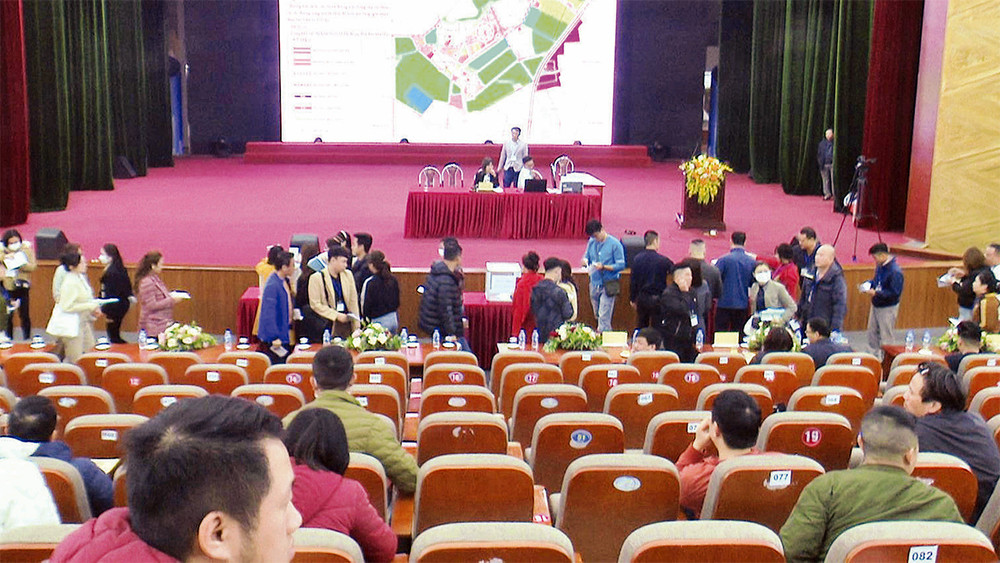 Phiên đấu giá đất tại huyện Ðông Anh.