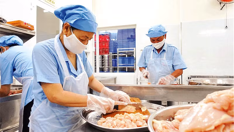 Khu vực chế biến thực phẩm một chiều tại Bếp ăn mẫu Trường tiểu học Ngô Gia Tự, TP Ðà Nẵng.