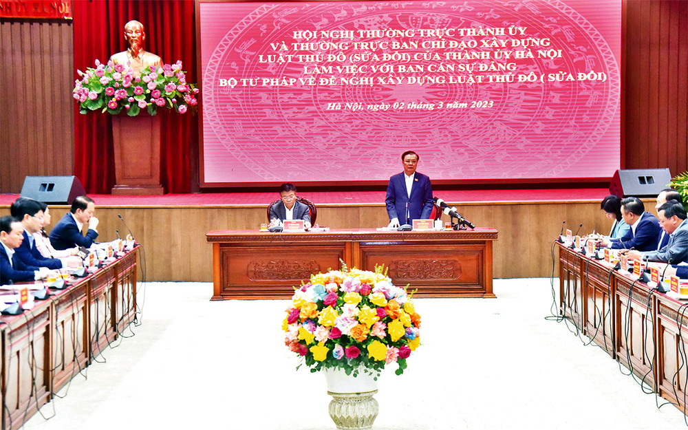 Hội nghị giữa Thường trực Thành ủy và Thường trực Ban Chỉ đạo xây dựng Luật Thủ đô (sửa đổi) với Ban cán sự đảng Bộ Tư pháp về đề nghị xây dựng Luật Thủ đô (sửa đổi). (Ảnh DUY LINH)