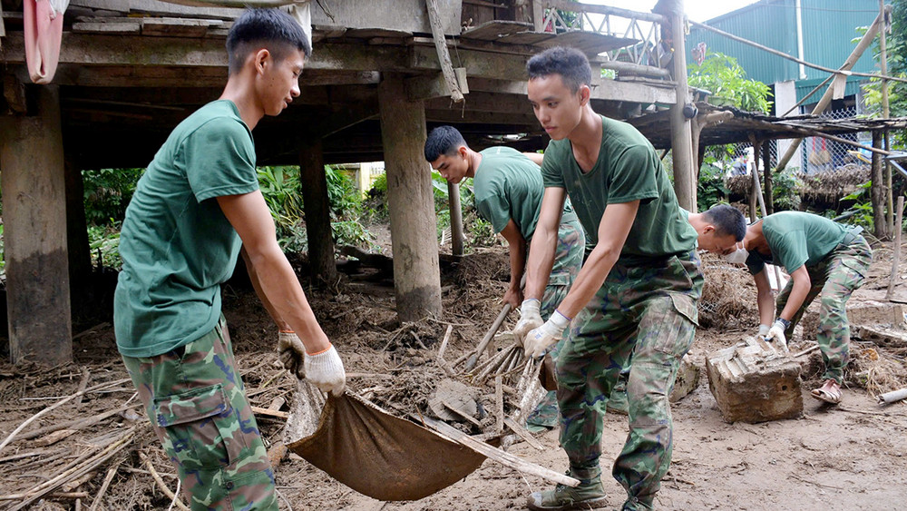 Cán bộ, chiến sĩ Trung đoàn 82, Sư đoàn 355 (Quân khu 2) giúp nhân dân xã Mường Pồn, huyện Ðiện Biên, tỉnh Ðiện Biên khắc phục hậu quả thiên tai, tháng 8/2024. (Ảnh HỒNG SÁNG)