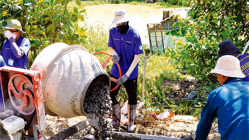 Các chiến sĩ tình nguyện Mùa hè xanh tham gia làm đường nông thôn. Các chiến sĩ tình nguyện Mùa hè xanh tham gia làm đường nông thôn.