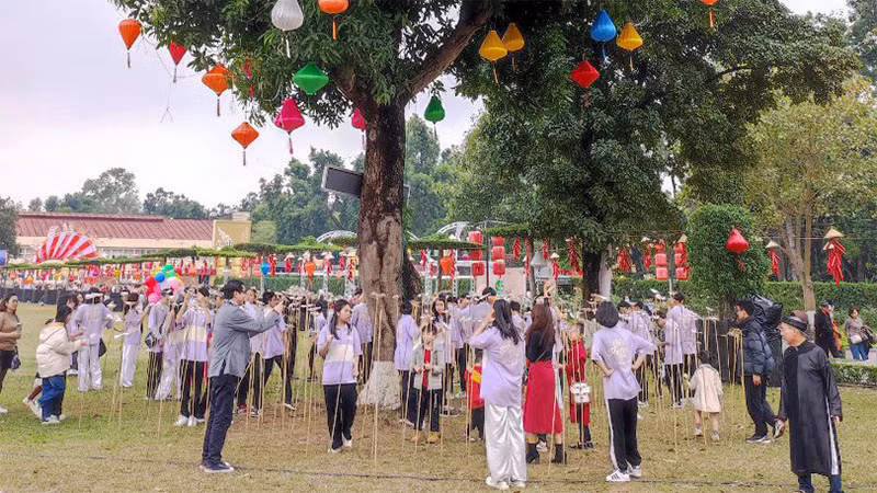 Trò chơi Đố thơ tại Cây thơ trong Ngày thơ Việt Nam lần thứ 21 tại Hoàng thành Thăng Long thu hút đông đảo giới trẻ tham gia. (Ảnh: Việt Khôi)