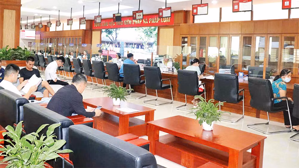 Bộ phận tiếp nhận giải quyết hồ sơ hành chính huyện Lạng Giang. (Ảnh MƠ NGA)