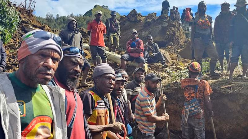 Tìm kiếm nạn nhân vụ lở đất ở Papua New Guinea. (Ảnh REUTERS)