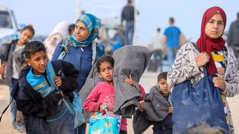 Nhiều người dân Palestine phải rời bỏ nhà cửa do xung đột. (Ảnh REUTERS)