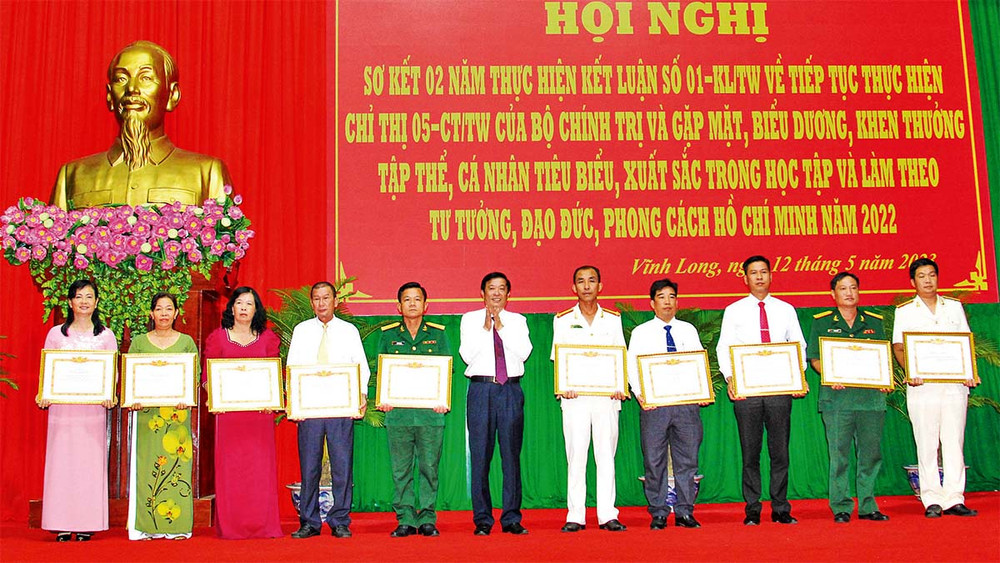 Lãnh đạo tỉnh Vĩnh Long khen tặng tập thể và cá nhân được tuyên dương trong học và làm theo Bác. 