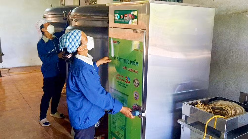 Quy trình sấy sản phẩm tại Hợp tác xã Dược liệu Cự Nẫm (huyện Bố Trạch).