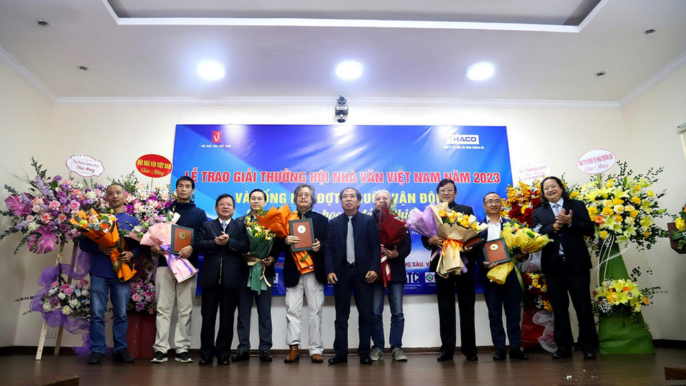 Các tác giả nhận giải thưởng hằng năm và Giải thưởng Tác giả trẻ năm 2023.