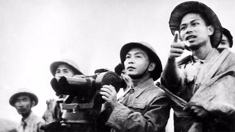 Trung tướng Đặng Quân Thụy (ngoài cùng bên phải) cùng Đại tướng Võ Nguyên Giáp kiểm tra mặt trận để quyết định nổ súng mở màn chiến dịch. Ảnh: TTXVN