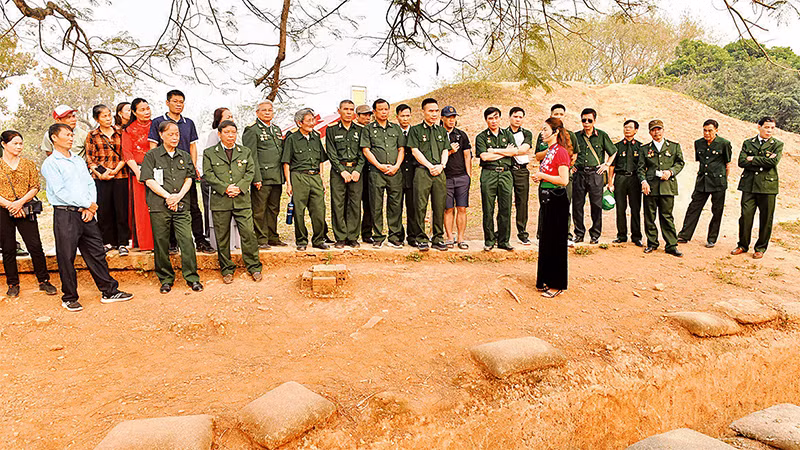 Đoàn cựu chiến binh tham quan khu di tích Đồi A1. Ảnh: ĐĂNG KHOA