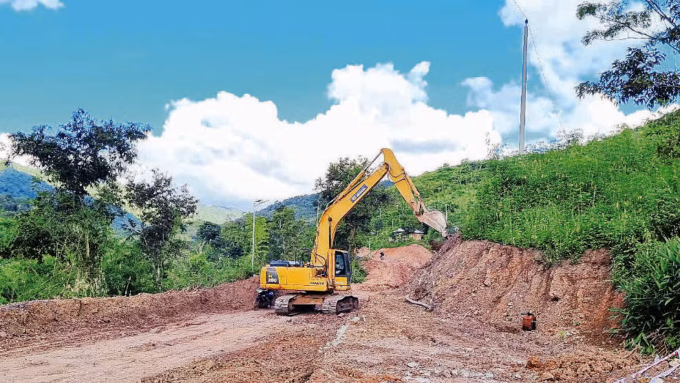 Thi công đường giao thông từ xã Ðăk Pne, huyện Kon Rẫy, tỉnh Kon Tum đi huyện Kbang, tỉnh Gia Lai.